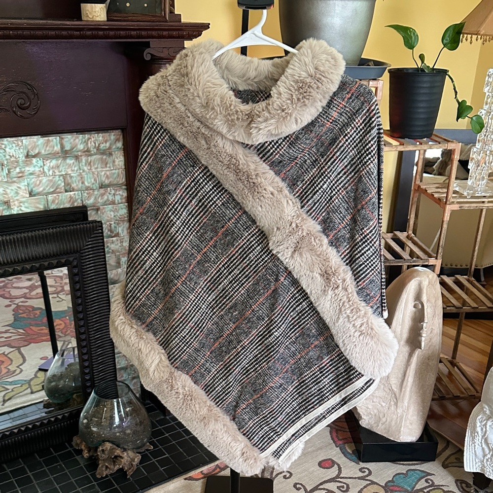 TreZo Plaid Poncho with Faux Fur Trim – One Size
✨ Brand new with tags!
